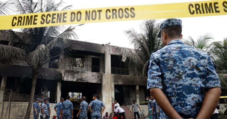 بنجلاديش..احتجاجات طلابية بعد تحطم طائرة حربية في مدرسة بنجلاديش.. ضحايا ومصابون في اشتباكات بين قوات الأمن وأنصار الشيخة حسينة