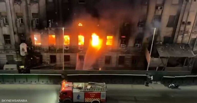 تجدد اندلاع النيران في مبنى "سنترال رمسيس" بالقاهرة