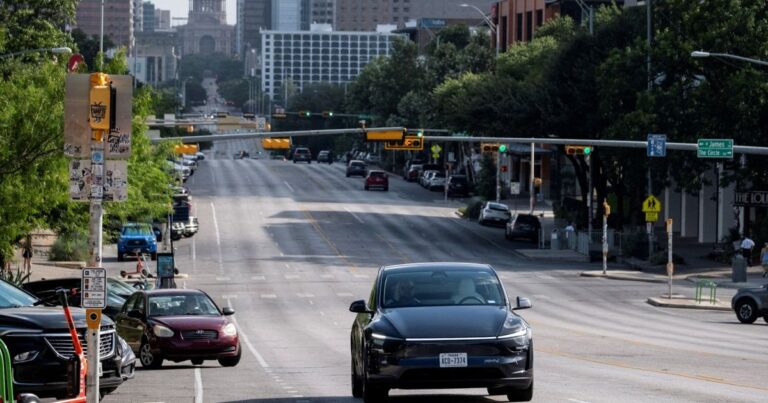 "روبوتاكسي" تسلا تطلق خدمتها لسيارات الأجرة ذاتية القيادة