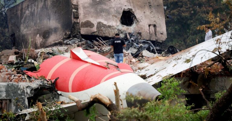 كانت متجهة إلى لندن.. تحطم طائرة هندية بعد دقائق من الإقلاع