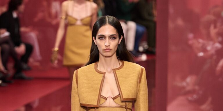 جاكيت كروب صيحة جديدة وعصرية لإطلالات صيف 2025 جاكيت كروب صيحة جديدة وعصرية لإطلالات صيف 2025