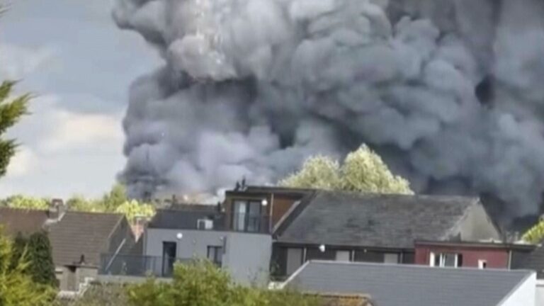 حريق يلتهم مسرح تومورولاند.. وآمال بعودة المهرجان رغم التحديات حريق يلتهم مسرح تومورولاند.. وآمال بعودة المهرجان رغم التحديات