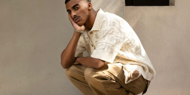 خاص “هي”: عارض الأزياء السعودي عبدالرحمن رياض.. من منصّات العرض إلى كواليس الأناقة خاص "هي": عارض الأزياء السعودي عبدالرحمن رياض.. من منصّات العرض إلى كواليس الأناقة