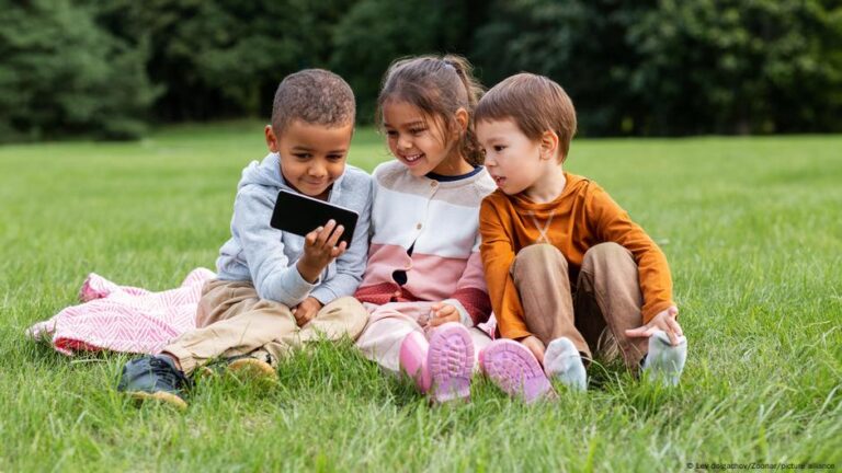 دراسة تحذر من آثار استخدام الهواتف الذكية على الأطفال – DW – 2025/7/27