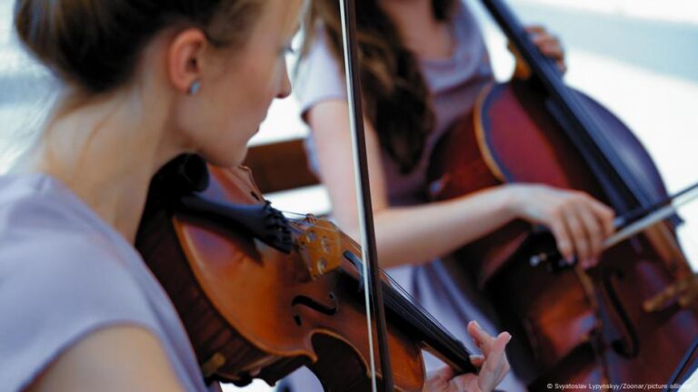 دراسة تنصح بعزف الموسيقى للوقاية من الشيخوخة المعرفية.. كيف؟ – DW – 2025/7/21 دراسة تنصح بعزف الموسيقى للوقاية من الشيخوخة المعرفية.. كيف؟ – DW – 2025/7/21