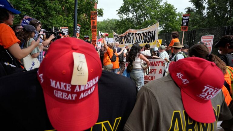 “دلّل نفسك”.. ترامب يطلق عطرًا جديدًا تكريمًا له كرئيس لأمريكا فكم تساوي القارورة؟ "دلّل نفسك".. ترامب يطلق عطرًا جديدًا تكريمًا له كرئيس لأمريكا فكم تساوي القارورة؟