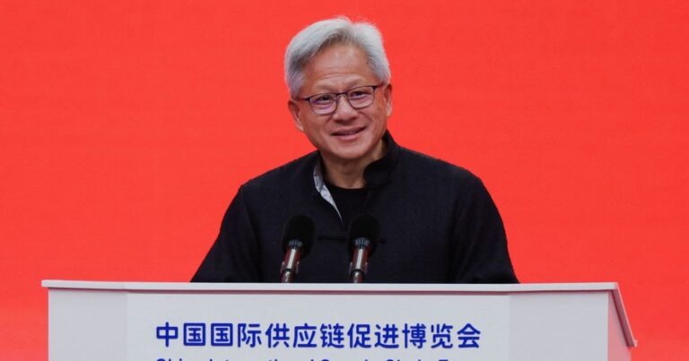 رئيس إنفيديا يشيد بنماذج الذكاء الاصطناعي الصينية إنفيديا تستأنف مبيعات رقائق الذكاء الاصطناعي إلى الصين بعد موافقة ترمب