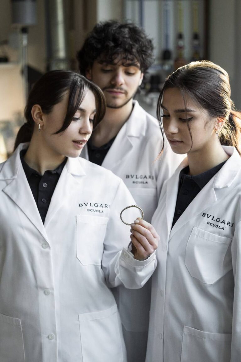 ساعات ومجوهرات
                        دار BVLGARI تفتح أول مدرسة للمجوهرات متاحة للجميع
                        
                            29 تموز 2025