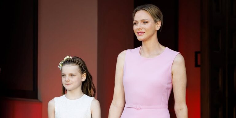 شارلين أميرة موناكو تواصل التألق بأناقة صيفية راقية وناعمة شارلين أميرة موناكو تواصل التألق بأناقة صيفية راقية وناعمة