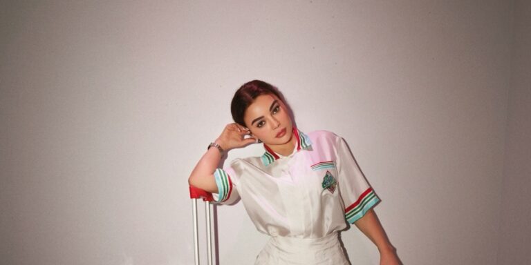 شاهدوا طريقة هيفاء وهبي في تحويل الأزياء الرياضية إلى إطلالات كلاسيكية وكاجوال بأسلوبها الخاص شاهدوا طريقة هيفاء وهبي في تحويل الأزياء الرياضية إلى إطلالات كلاسيكية وكاجوال بأسلوبها الخاص