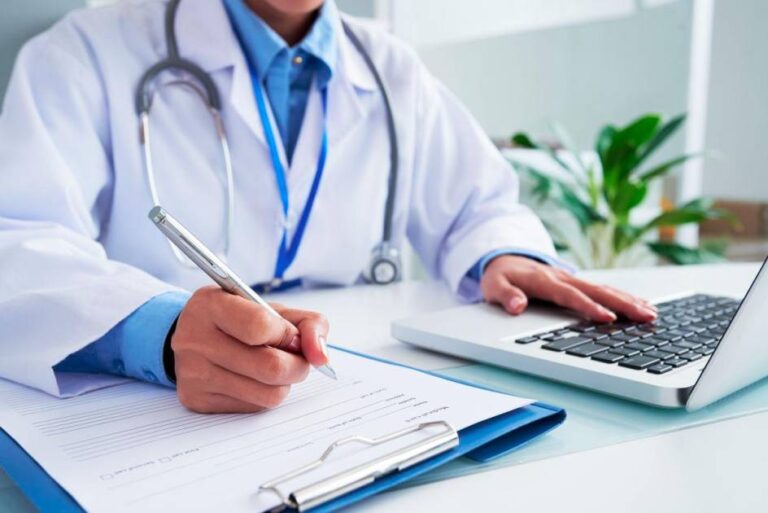 طبيب يترك مهنته ليربي الذباب