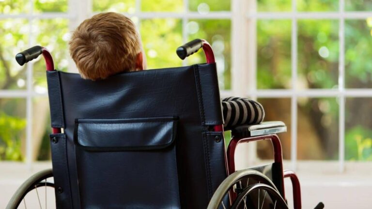 علاج تجريبي يُمكّن طفلاً مشلولاً من المشي علاج تجريبي يُمكّن طفلاً مشلولاً من المشي