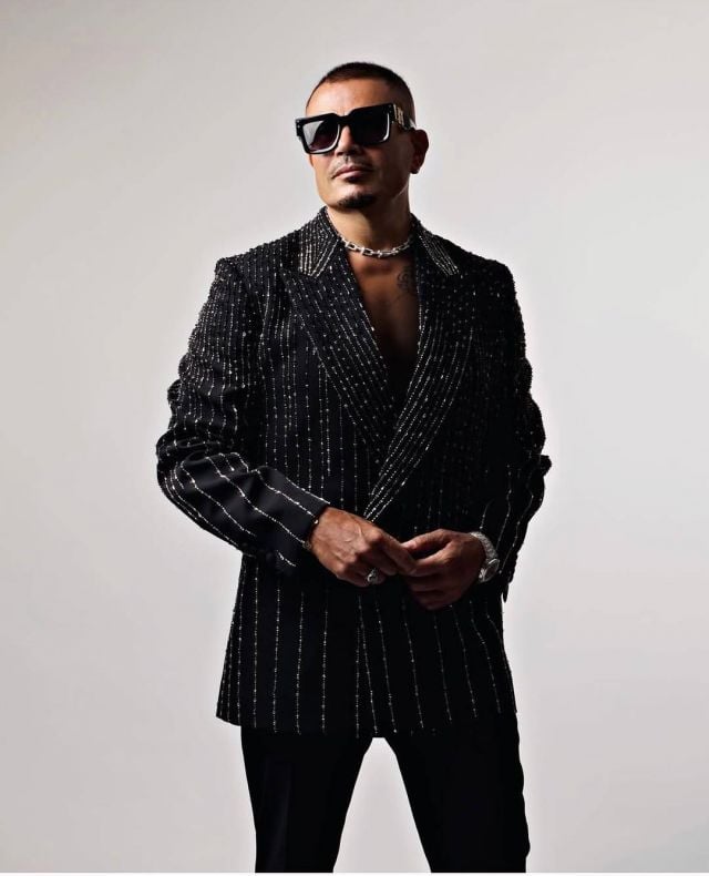 عمرو دياب يتصدر الترند بإطلالتين مميزتين بسعر خيالي عمرو دياب يتصدر الترند بإطلالتين مميزتين بسعر خيالي