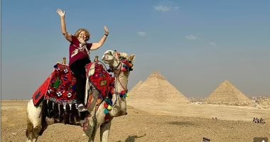 فرص جديدة للمسافرين.. موقع سفر: مصر تُصبح مركزًا عالميًا رائدًا للسياحة السائحون فى الأهرامات