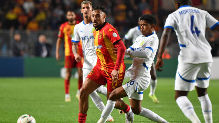 فرنسا: إطلاق سراح اللاعب الجزائري يوسف بلايلي بعد توقيفه لساعات في مطار باريس