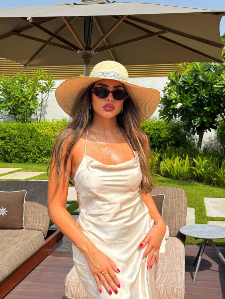 فوز الفهد بإطلالة صيفية أنثوية تحبس الأنفاس فوز الفهد بإطلالة صيفية أنثوية تحبس الأنفاس