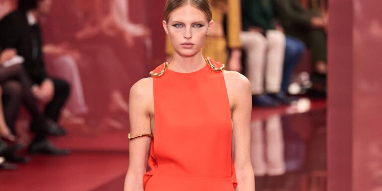 كيف تضيفين اللون المرجاني لإطلالاتك الصيفي بأسلوب أنيق كيف تضيفين اللون المرجاني لإطلالاتك الصيفي بأسلوب أنيق