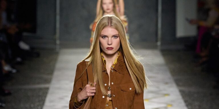 كيف تعتمدين بنطلون الجينز العريض لإطلالة شبابية وعصرية كيف تعتمدين بنطلون الجينز العريض لإطلالة شبابية وعصرية