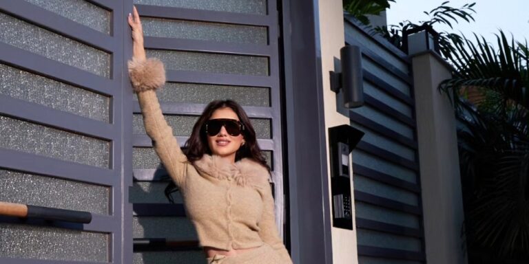 لا تتخلى عن الأناقة أبدًا.. مي عمر تمزج بين اللمسات العصرية والكلاسيكية خلال تنسيقها لإطلالاتها بالتنانير لا تتخلى عن الأناقة أبدًا.. مي عمر تمزج بين اللمسات العصرية والكلاسيكية خلال تنسيقها لإطلالاتها بالتنانير