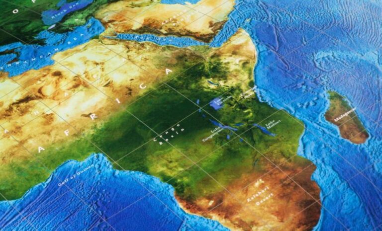 ماذا تحت القارة السمراء؟.. هيكلان عملاقان وغامضان أسفل أفريقيا يُذهلان العلماء Al Bayan