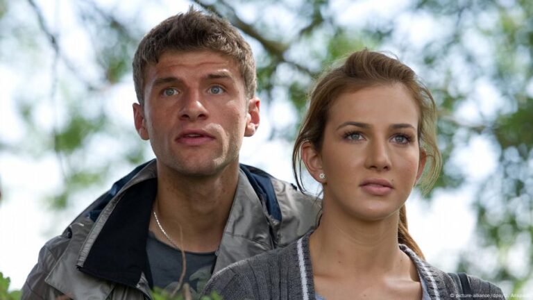 مولر يواصل مسيرته كلاعب وزوجته تثير الجدل بكلامها عن السياسة – DW – 2025/7/25