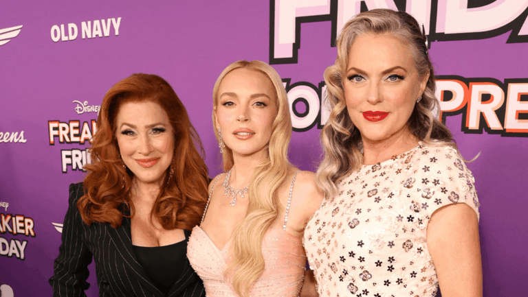 يجتمع نجوم “Parent Trap” في العرض الأول “Freakier Friday” (L-R) Lisa Ann Walter, Lindsay Lohan and Elaine Hendrix.