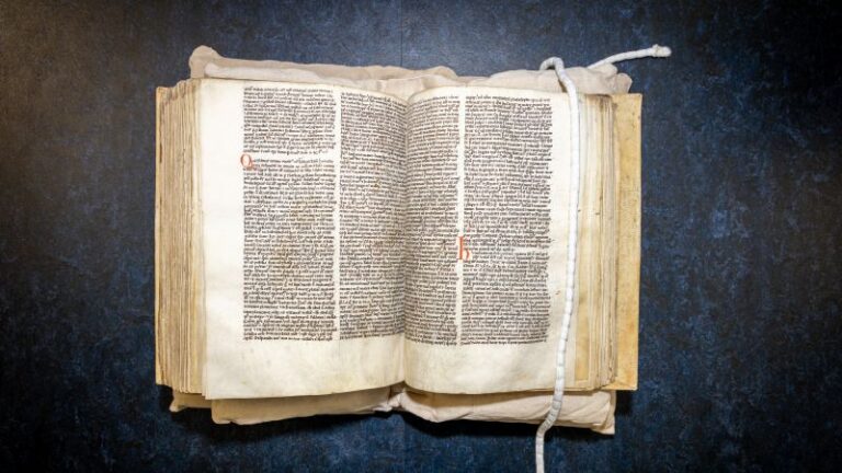 يشير الخطأ المصحح في الملحمة التي تعود إلى العصور الوسطى منذ فترة طويلة إلى أن بطلها قاتل الذئاب ، وليس الجان يشير الخطأ المصحح في الملحمة التي تعود إلى العصور الوسطى منذ فترة طويلة إلى أن بطلها قاتل الذئاب ، وليس الجان