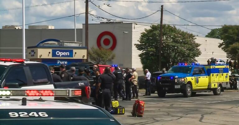 3 قتل في إطلاق النار الهدف أوستن. المشتبه به محتجز 3 قتل في إطلاق النار الهدف أوستن. المشتبه به محتجز