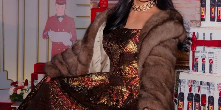 أحلام تستقبل عامها الجديد بإطلالة لامعة.. وأناقتها بالأزياء الفخمة تلهمنا في السهرات الرمضانية أحلام تستقبل عامها الجديد بإطلالة لامعة.. وأناقتها بالأزياء الفخمة تلهمنا في السهرات الرمضانية