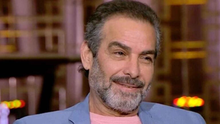 أحمد عبد العزيز يكشف لـ”إرم نيوز” كواليس أزمة مصافحة معجب رائد مسرح الدمى.. من هو الفنان الفلسطيني الراحل عادل الترتير؟