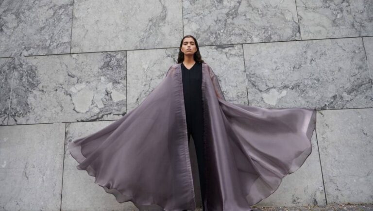 أزياء
                        من العباءة إلى الكوتور: كيف أثّرت المرأة الإماراتية في الموضة العالمية؟
                        
                            28 آب 2025