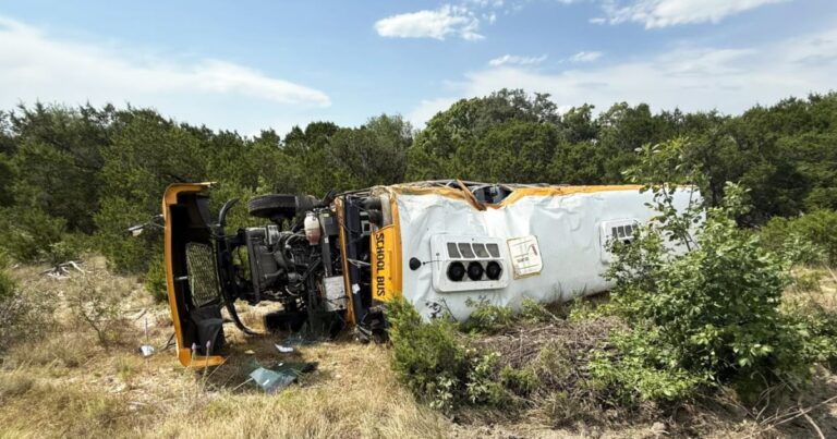 أصيب عشرة بجروح في نقل الحافلات المدرسية في تكساس أصيب عشرة بجروح في نقل الحافلات المدرسية في تكساس