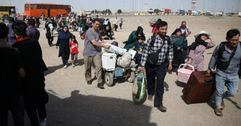 أفغان عائدون من إيران يبحثون عن بداية جديدة بعد تبدد أحلامهم إيران ترحل الأفغان جماعياً وسط اتهامات لمهاجرين بـ"التجسس لصالح إسرائيل"