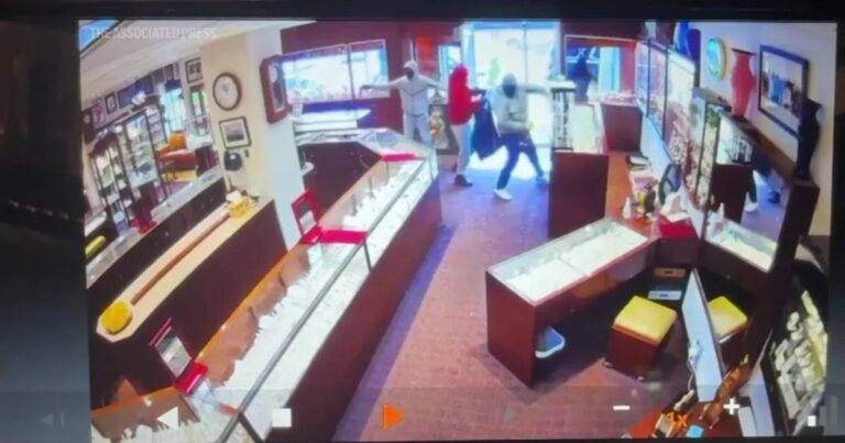 أميركا.. لصوص يسرقون في دقيقتين مجوهرات بقيمة مليوني دولار سرقة تمثال برونزي من سياتل يكرّم ضحايا هيروشيما