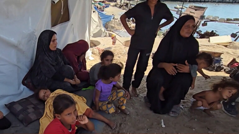 أوضاع مأساوية للنازحين في ميناء غزة | سياسة أوضاع مأساوية للنازحين في ميناء غزة | سياسة