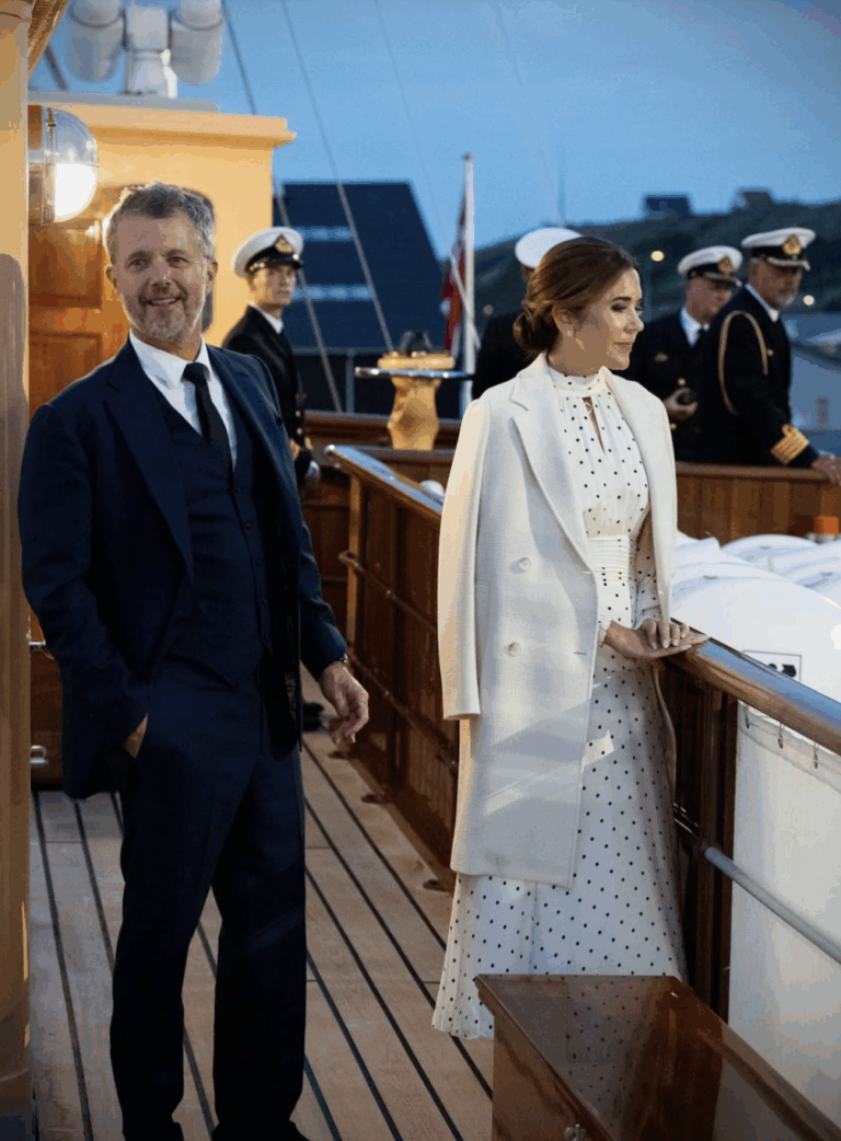 إطلالات المشاهير
                        الملكة ماري تُبدع في صيحة البولكا دوت على طريقة كيت ميدلتون والدوقة صوفي
                        
                            29 آب 2025