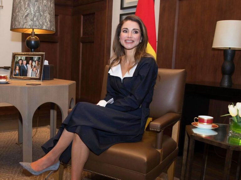 إطلالات المشاهير
                        لوكات بصيحات عديدة ترافق الملكة رانيا العبدالله عند احتساء القهوة: أناقة يومية بلمسات راقية
                        
                            23 آب 2025