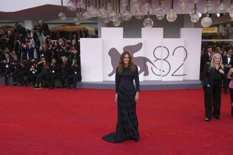 إطلالات النجوم
                        الأسود يتصدر إطلالات النجمات في مهرجان البندقية السينمائي
                        
                            30 آب 2025 إطلالات النجوم
                        الأسود يتصدر إطلالات النجمات في مهرجان البندقية السينمائي
                        
                            30 آب 2025