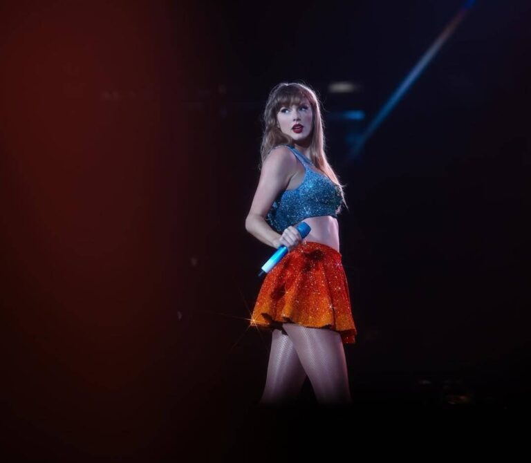 إطلالات النجوم
                        تايلور سويفت تتألق بالملابس البرّاقة بأسلوب عصري جريء
                        
                            27 آب 2025 إطلالات النجوم
                        تايلور سويفت تتألق بالملابس البرّاقة بأسلوب عصري جريء
                        
                            27 آب 2025