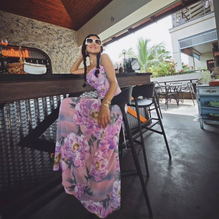 إطلالات النجوم
                        مي عمر بالفستان الوردي المنقّش 
                        
                            22 آب 2025