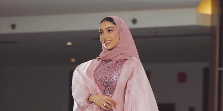 إطلالات محتشمة تناسب الاحتفال بيوم التأسيس 2025 من وحي المطربة زينة عماد إطلالات محتشمة تناسب الاحتفال بيوم التأسيس 2025 من وحي المطربة زينة عماد