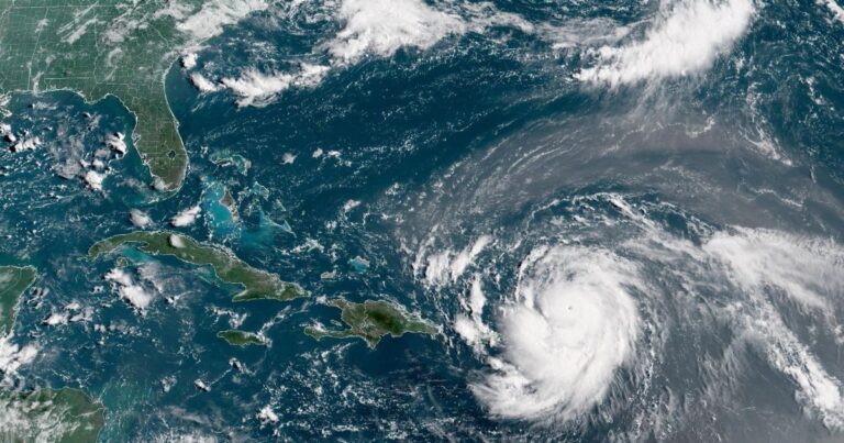 "الجنة لا تزال جنة".. سكان فلوريدا يتعهدون بإعادة إعمار الولاية بعد إعصارين