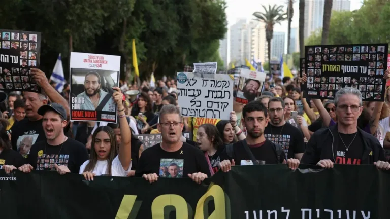 احتجاجات تشل إسرائيل.. إضراب شامل واعتصامات على أبواب الوزراء لانهاء حرب غزة "احتجاجات تشل إسرائيل".. إضراب شامل واعتصامات على أبواب الوزراء لانهاء حرب غزة