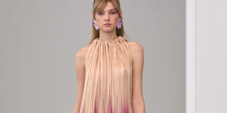 اختيار الفساتين المتدرجة الألوان سيبرز أناقتك وجمالك في صيف 2025 اختيار الفساتين المتدرجة الألوان سيبرز أناقتك وجمالك في صيف 2025