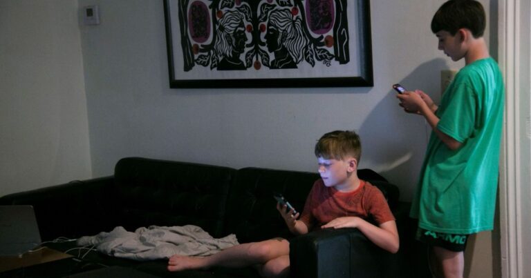 دراسة هولندية: حظر الهواتف الذكية في المدارس يحسن من التركيز