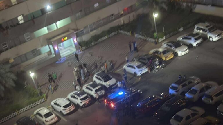 اصابة طفلة ووالدتها واخيها بطعنات جراء هجوم احد اقاربهم في بسماية اصابة طفلة ووالدتها واخيها بطعنات جراء هجوم احد اقاربهم في بسماية