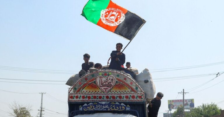 الأمم المتحدة: باكستان تبدأ ترحيل لاجئين أفغان مسجلين لديها روسيا تعترف بحكومة طالبان: آفاق واعدة للعلاقات مع إمارة أفغانستان