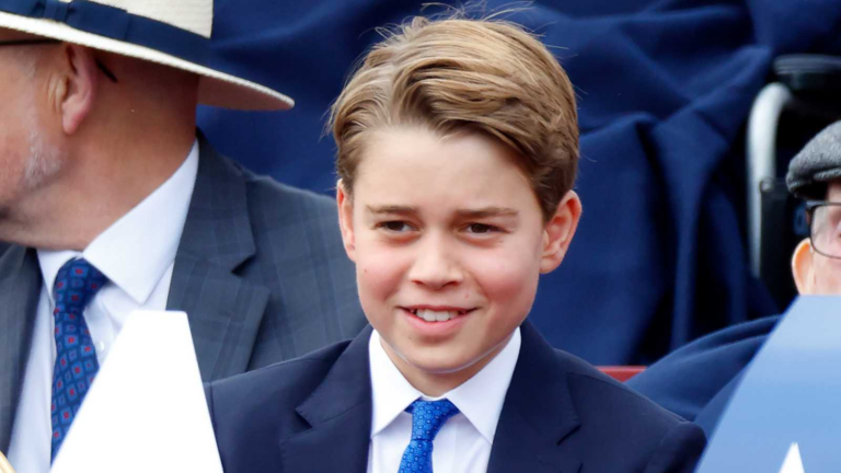 عُمان.. مشهد نادر لأكثر من 300 نسر مصري مهدَّد بالانقراض