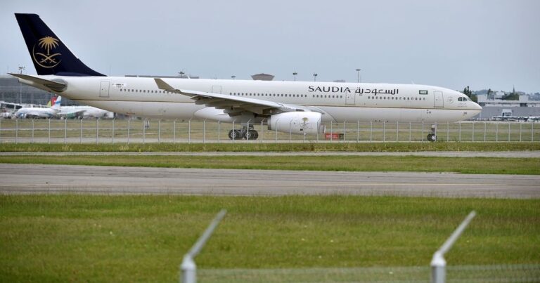 شراكة بين الخطوط السعودية وSRMG لعرض محتوى "الشرق" على شاشات طائراتها