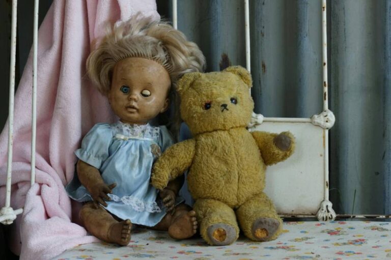 الدمى التي تسكنها الأرواح… بين الأسطورة والموت الفعلي الدمى التي تسكنها الأرواح... بين الأسطورة والموت الفعلي